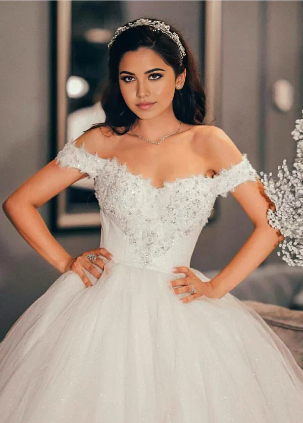 Vestido de novia de corte A, sin mangas, con hombros descubiertos y cuentas, con cola